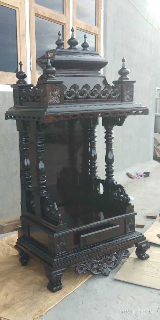 Open mantapa finished in a near-black gloss